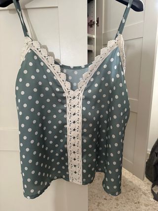 Top verde agua lunares con encaje
