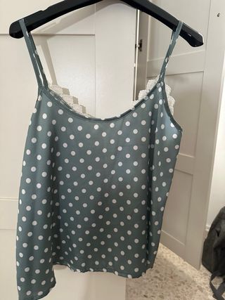 Top verde agua lunares con encaje