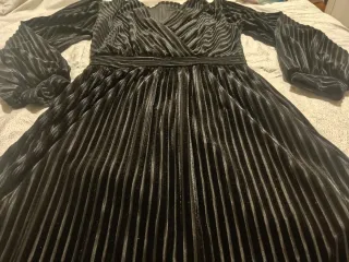 Vestito nero a costine con scollo a V