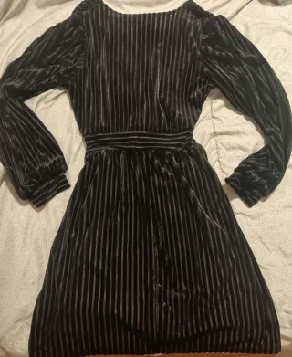 Vestito nero a costine con scollo a V