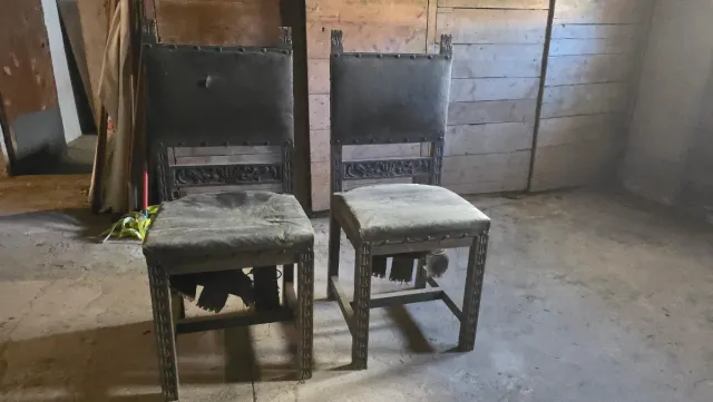 Duas Cadeiras Antigas de Madeira e Couro