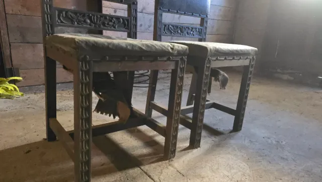 Duas Cadeiras Antigas de Madeira e Couro