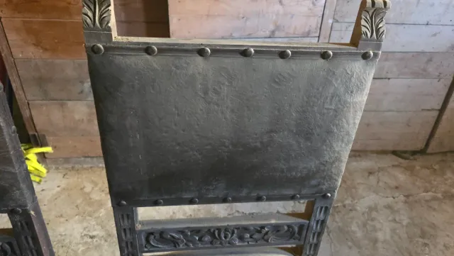 Duas Cadeiras Antigas de Madeira e Couro