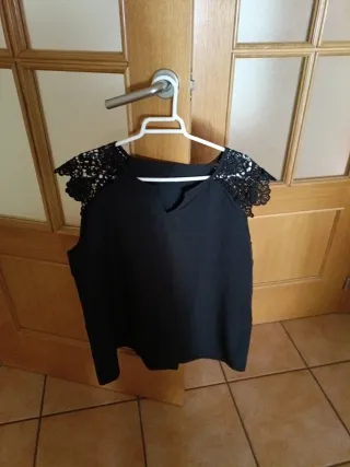 Blusa negra con encaje sin estrenar