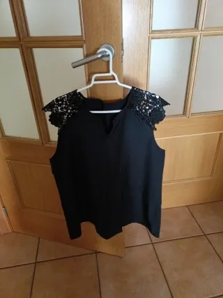 Blusa negra con encaje sin estrenar