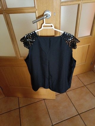 Blusa negra con encaje sin estrenar