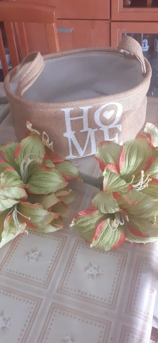 Cestino di iuta con fiori