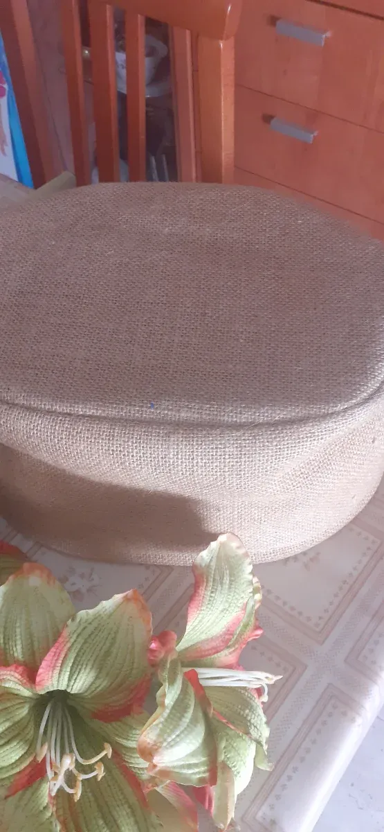 Cestino di iuta con fiori