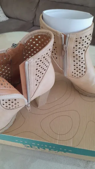 Botines marrón clarito asi como beig