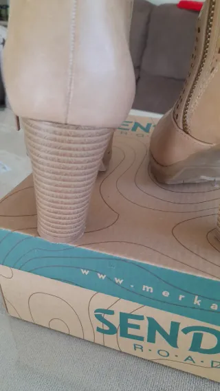 Botines marrón clarito asi como beig