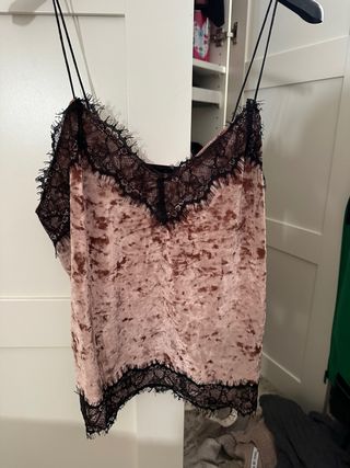 Blusa terciopelo rosa con encaje negro