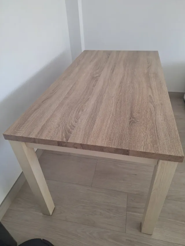 Mesa de comedor de madera