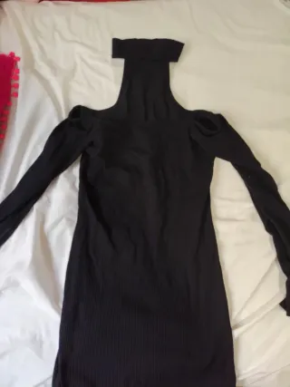 Vestido Bershka negro cuello alto y hombros descub