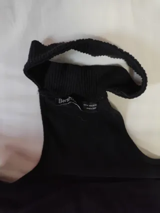 Vestido Bershka negro cuello alto y hombros descub