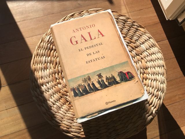 El pedestal de las estatuas (Spanish Edition)