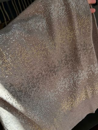 Jersey gris topo con tachuelas brillantes