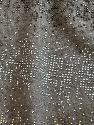 Jersey gris topo con tachuelas brillantes