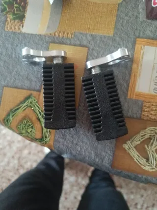 Reposapiés minimoto aluminio y negro