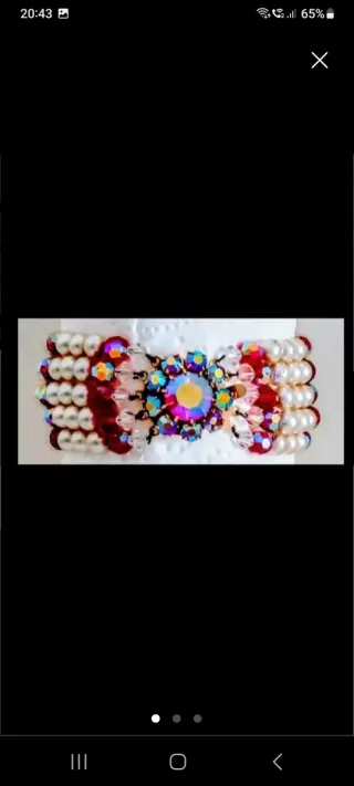 Pulsera artesanal con perlas y pedrería