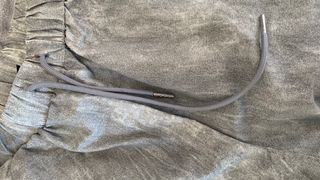 Pantalón ancho gris