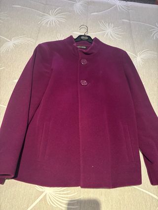 Abrigo morado con botones