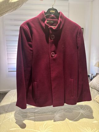 Abrigo morado con botones