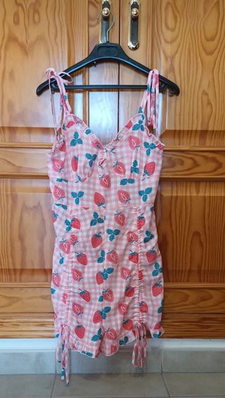 Mono corto rosa con estampado de fresas