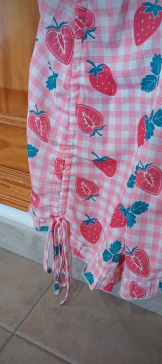 Mono corto rosa con estampado de fresas