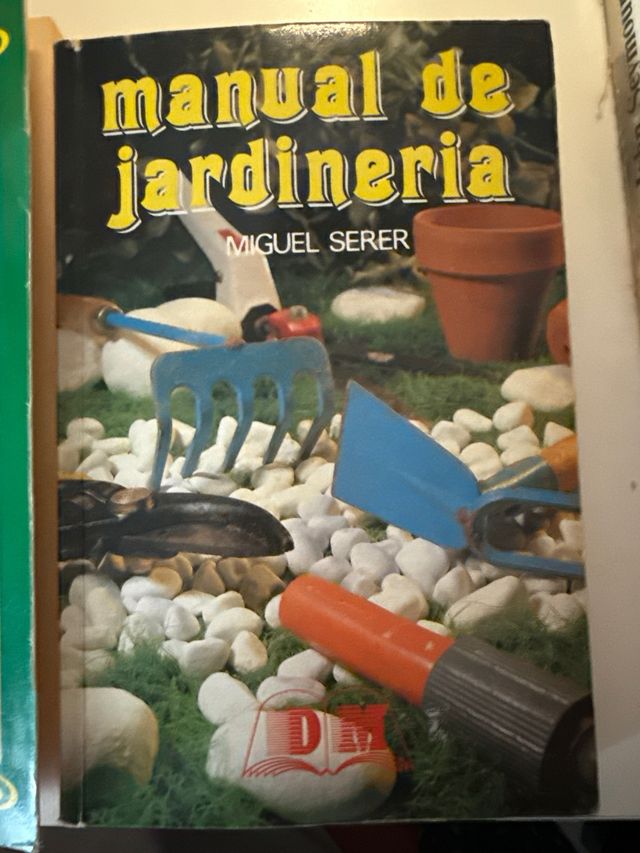 dos libros pequeños de jardinería