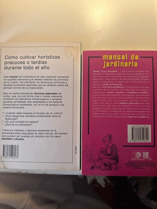 dos libros pequeños de jardinería