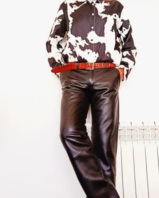 Pantalón de cuero negro