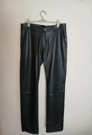 Pantalón de cuero negro