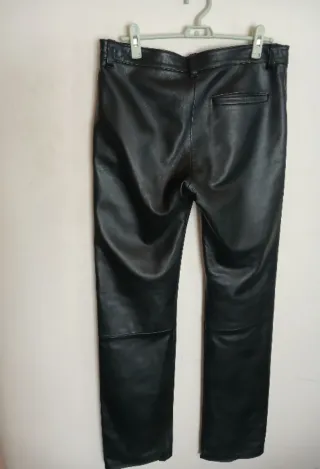 Pantalón de cuero negro
