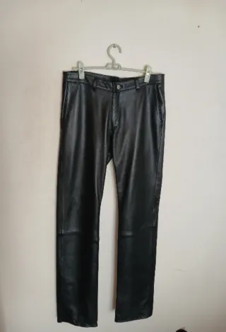 Pantalón de cuero negro