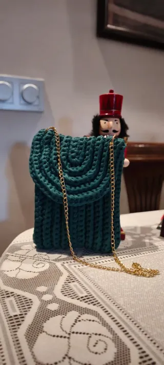 Bolso tejido a mano verde con cadena dorada