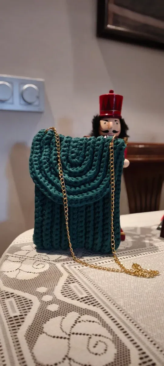 Bolso tejido a mano verde con cadena dorada