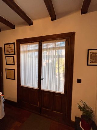 Puerta balconera y 7ventanas de madera.