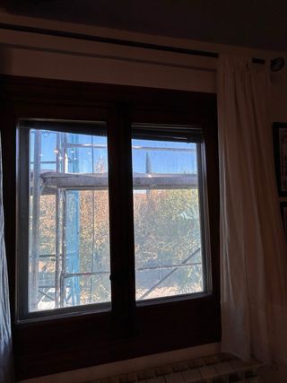 Puerta balconera y 7ventanas de madera.