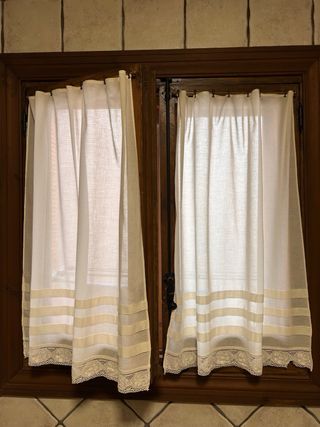 Puerta balconera y 7ventanas de madera.