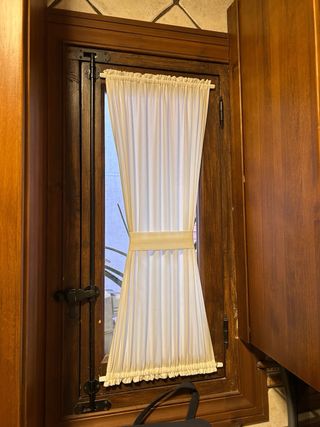 Puerta balconera y 7ventanas de madera.