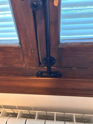 Puerta balconera y 7ventanas de madera.