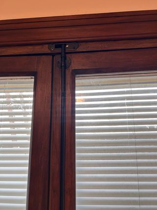 Puerta balconera y 7ventanas de madera.