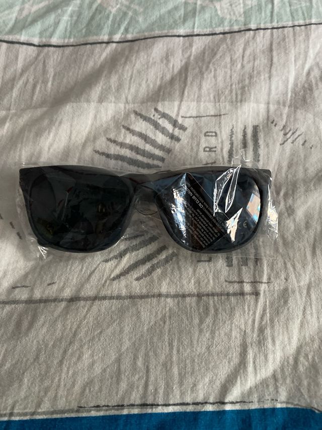 Gafas de sol negras nuevas