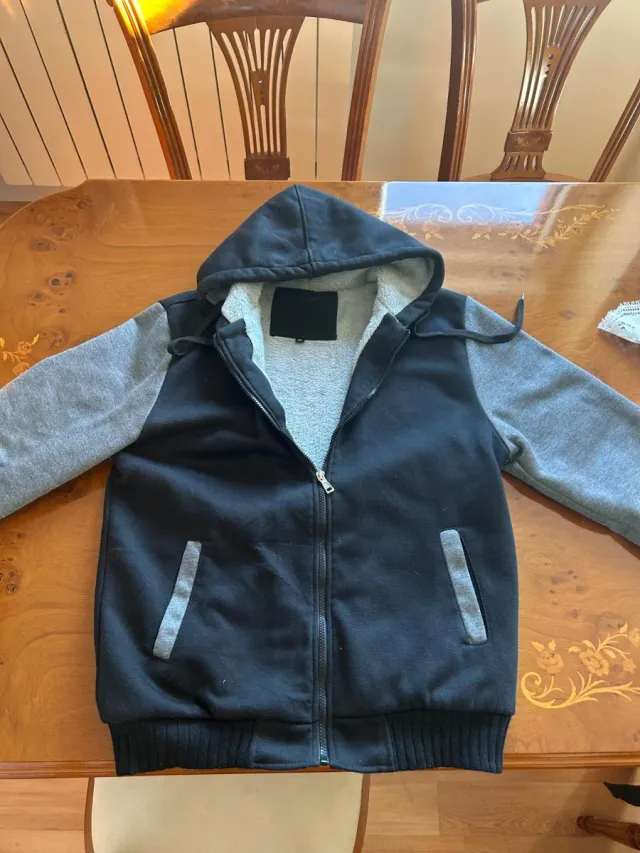 Chaqueta con capucha de lana