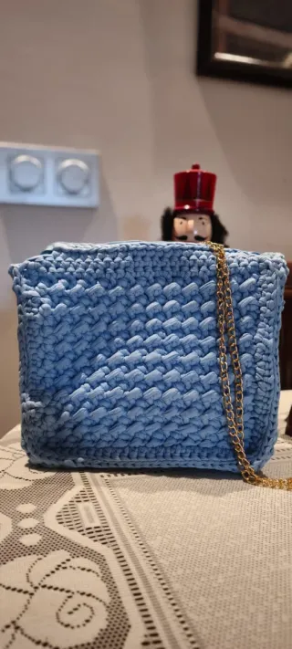 Bolso tejido azul hecho a mano