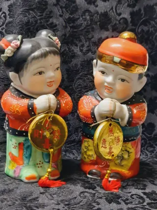 Coppia figure orientali con monete