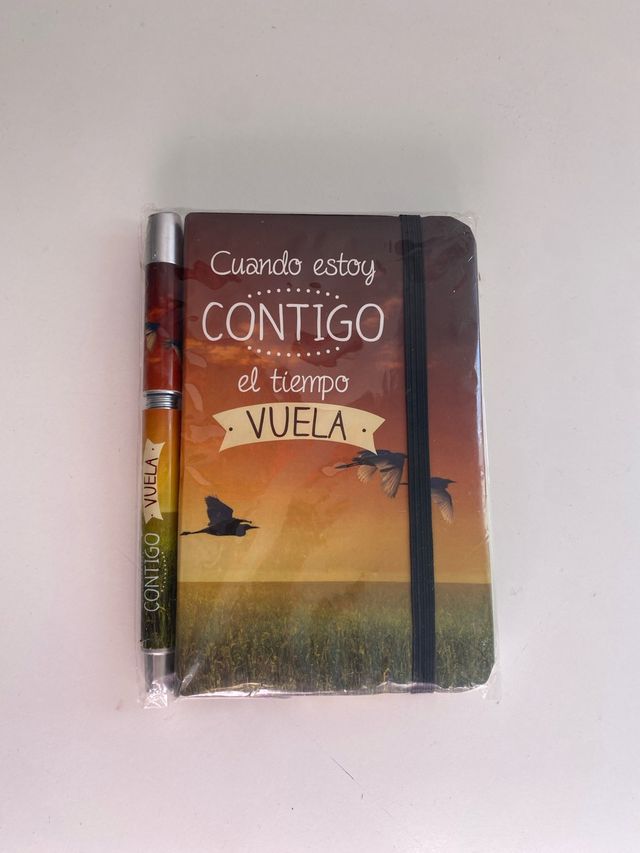 Cuaderno y bolígrafo con diseño de aves