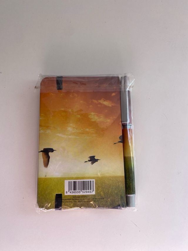 Cuaderno y bolígrafo con diseño de aves