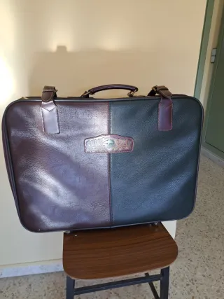 Maleta Vintage Piel granate y Verde.trasera negra.