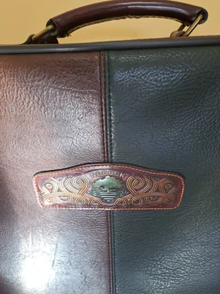 Maleta Vintage Piel granate y Verde.trasera negra.